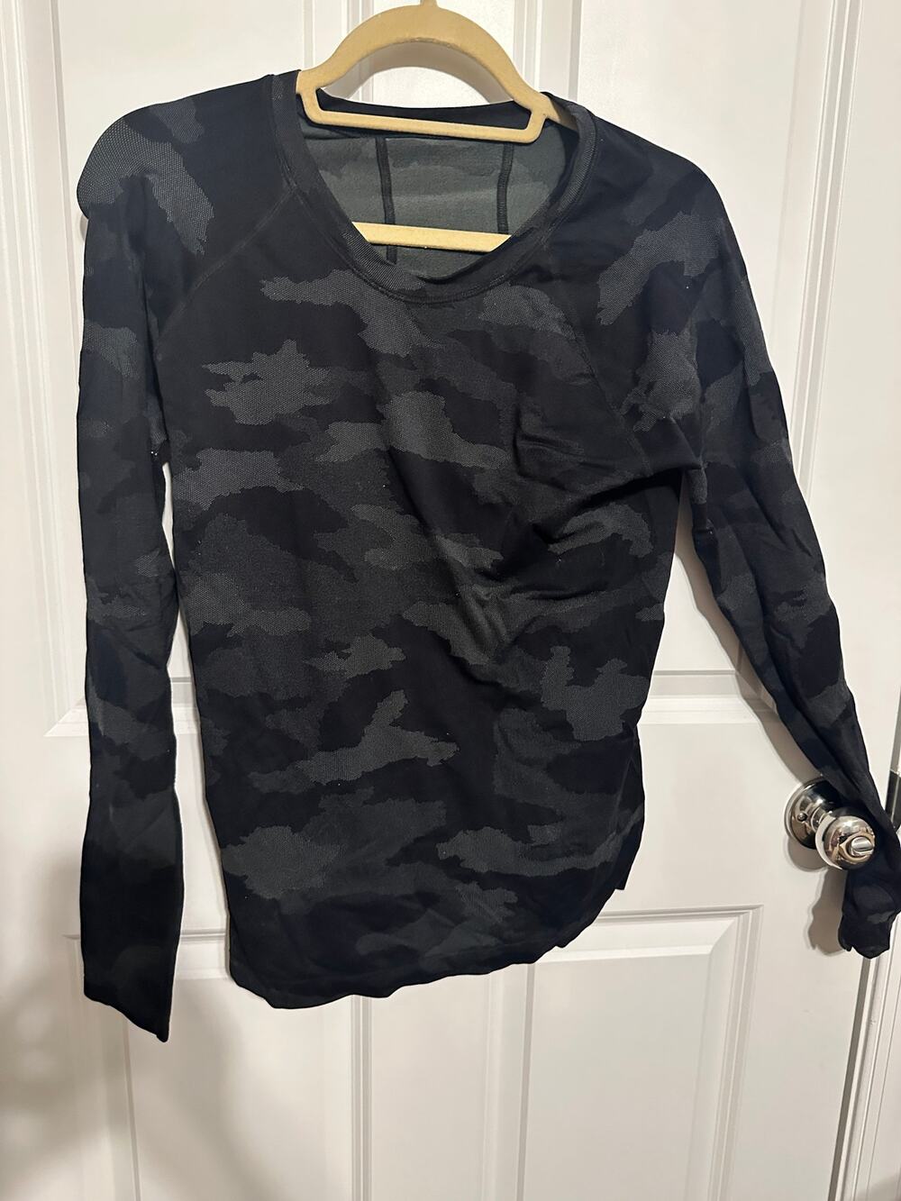 Athleta Long Sleeve Spotlight Seamless Tee in Black Camo Size Large
